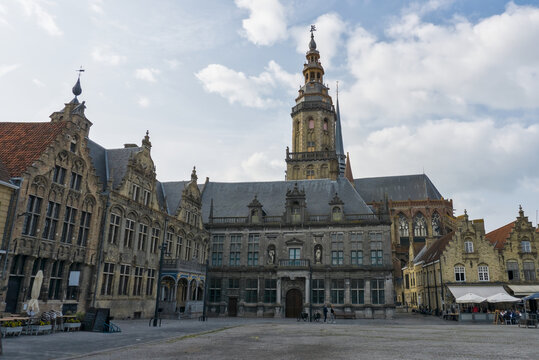 Historischer Marktplatz von Veurne mit dem Rathaus im Renaissance-Stil und dem aufragenden Belfried.