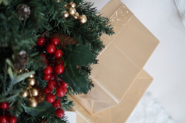 Detalhe de árvore de Natal e embalagens de presente.