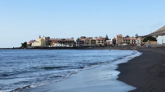 Der Strand von Valle Gran Rey unterhalb der hohen Berge auf La Gomera