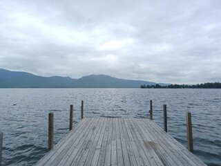 Obraz premium A dockside view of Lake George on a cloudy day in the Spring.