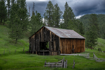 A weathered barn before the storms