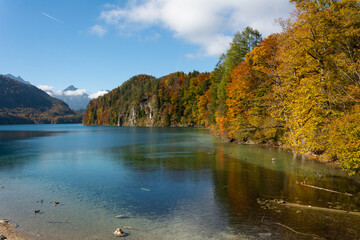 Lago Alpsee no Outono &ndash; Paisagem de &Aacute;guas Cristalinas em F&uuml;ssen, Alemanha