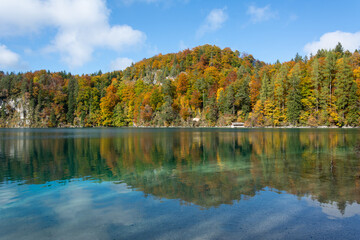 Lago Alpsee no Outono &ndash; Paisagem de &Aacute;guas Cristalinas em F&uuml;ssen, Alemanha
