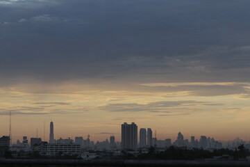 Obraz premium Bangkok's skyline seen during a sun raise