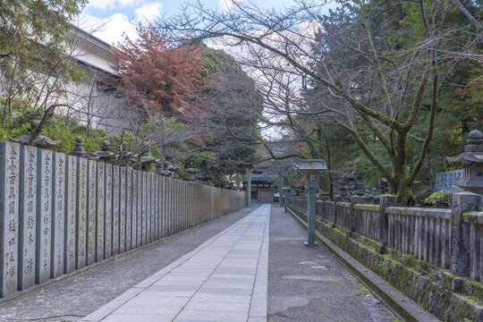 日本の香川にある、長い階段が有名な、金刀比羅宮の参道の風景