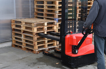 Warehouse worker operating electric pallet stacker © Rodrigo Noceda