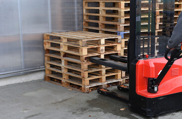 Warehouse worker operating electric pallet stacker © Rodrigo Noceda