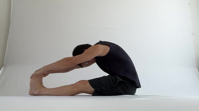 homem faz alongamentos exerc&iacute;cios para flexibilidade 