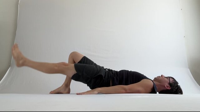 homem faz alongamentos exerc&iacute;cios para flexibilidade 