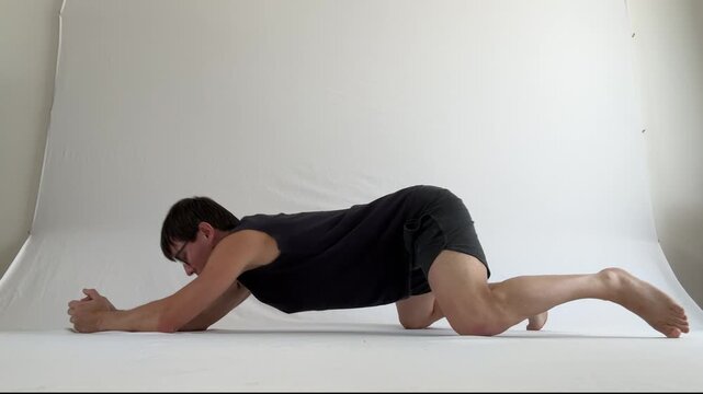 homem faz alongamentos exerc&iacute;cios para flexibilidade 