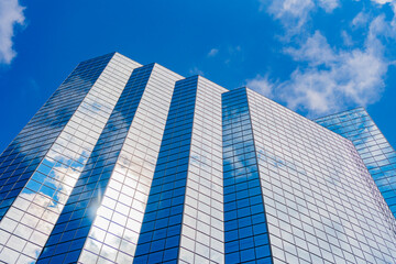 Obraz premium Business skyscraper building. Architectural building business area. Glass skyscraper. City architecture. Architecture of office building. Perspective skyscraper. High rise glass architecture