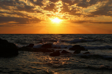Fototapeta premium Golden Sunset with Splashing Waves