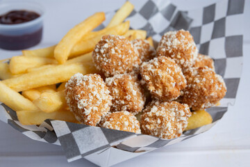 papas fritas y pollo frito en puesto de comida callejero