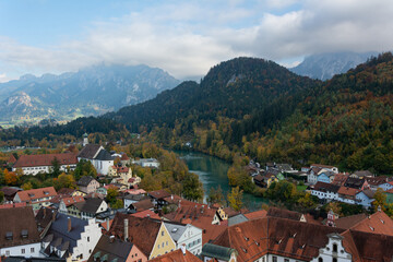 Vista Panor&acirc;mica de F&uuml;ssen e do Rio Lech no Outono &mdash; Baviera, Alemanha