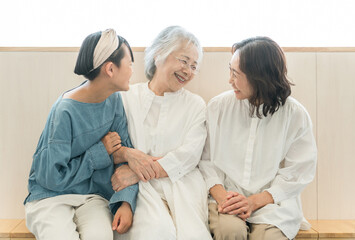 Obraz premium Three generations of parents and children (grandchild, mother, grandmother) sitting and talking 