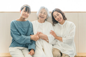 Obraz premium Three generations of parents and children (grandchild, mother, grandmother) sitting and talking 