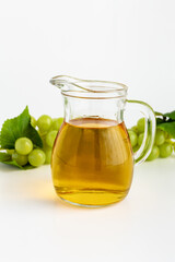 果実酢　ワインビネガー　ぶどう酢　白背景