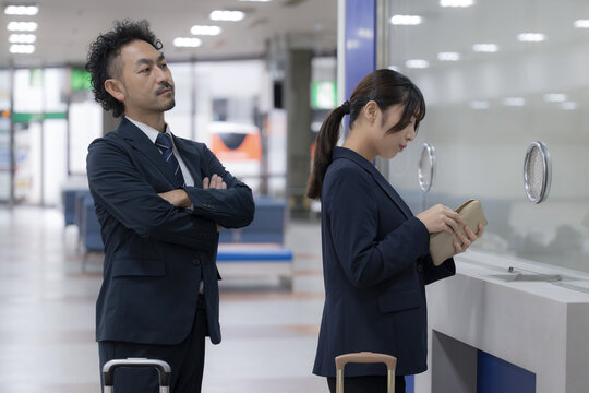 駅やターミナルの券売機の行列で待ち時間で並んで怒る人