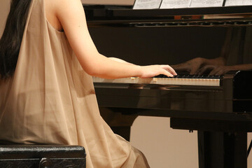  ピアノを弾く女性 © yamasan