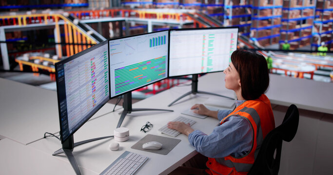 Efficient Warehouse Operator In Logistics Industry