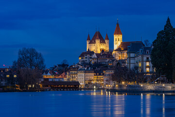 Obraz premium The Swiss medieaval Thun castle illuminated in winter at blue hours