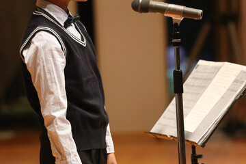 ステージ上で歌う男の子