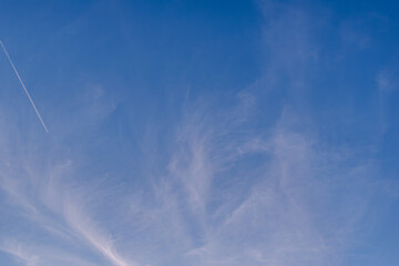 飛行機雲と夕空