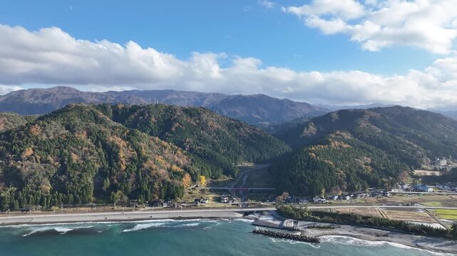 日本の富山県東部の朝日町笹川地区周辺の海岸線