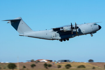 Avión moderno de transporte militar de cuatro motores