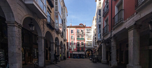 Fototapeta premium Calle porticada y peatonal en el casco histórico de la ciudad con edificios coloridos en Burgos, España