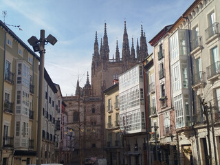 Vista de la catedral gótica de Burgos, España a través de la arquitectura urbana de un barrio histórico español