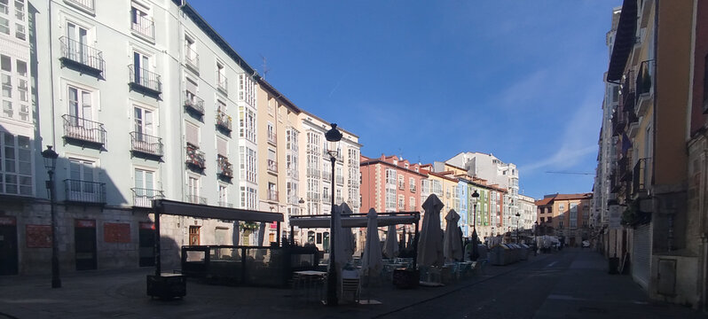 Panor&aacute;mica de una plaza urbana con edificios coloridos y terrazas de cafeter&iacute;as de Burgos, Espa&ntilde;a