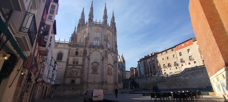 Catedral de burgos desde la plaza rodeada de edificios hist&oacute;ricos arquitectura g&oacute;tica