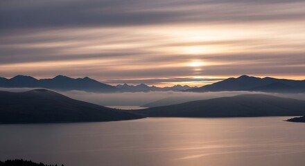 Obraz premium Serene Lake Scene at Sunset with Mountain Backdrop.