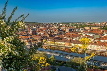 Blick vom Marienberg über die historische Altstadt von Würzburg, Unterfranken, mit den Häusern,...