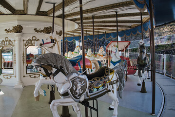 レトロな遊園地のメリーゴーランドの馬の表情が面白い