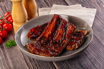 Grilled pork ribs with barbecue sauce
