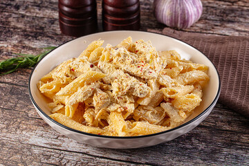 Creamy pasta Alfredo with chicken