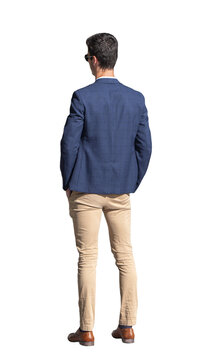 un homme &eacute;l&eacute;gant vu de dos, portant veste bleu marine, pantalon beige et chaussures en cuir marron, position d'attente lors d&rsquo;une journ&eacute;e ensoleill&eacute;e de printemps

