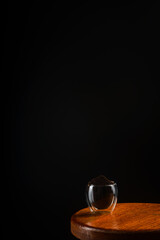 café en polvo con fondo negro 