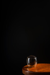 café en grano con fondo negro