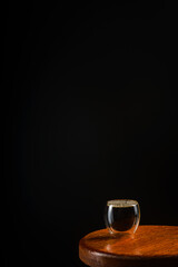 caf&eacute; con el fondo negro