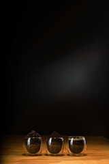 Caf&eacute; con fondo negro