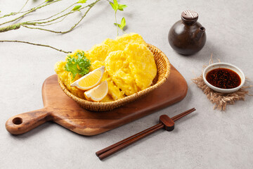 고구마튀김은 고구마를 길고 네모지게 썰어서 만든 튀김.
Sweet potato fries are fried foods made by cutting sweet potatoes into long, square pieces.
