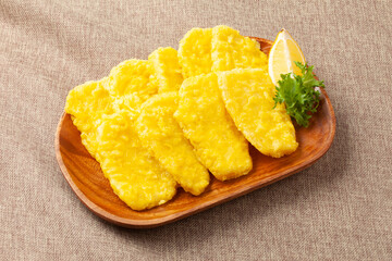 고구마튀김은 고구마를 길고 네모지게 썰어서 만든 튀김.
Sweet potato fries are fried foods made by cutting sweet potatoes into long, square pieces.
