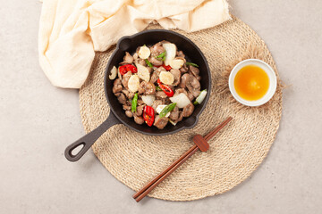 닭의 모래주머니를 마늘 따위와 함께 기름에 볶은 것.
Chicken gizzards fried in oil with garlic and other ingredients.
