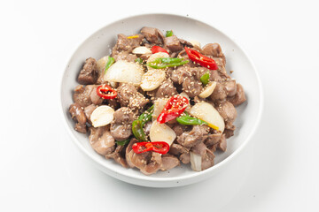 닭의 모래주머니를 마늘 따위와 함께 기름에 볶은 것.
Chicken gizzards fried in oil with garlic and other ingredients.

