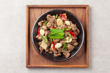 닭의 모래주머니를 마늘 따위와 함께 기름에 볶은 것.
Chicken gizzards fried in oil with garlic and other ingredients.
