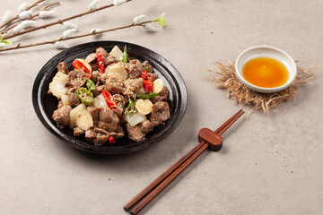 닭의 모래주머니를 마늘 따위와 함께 기름에 볶은 것.
Chicken gizzards fried in oil with garlic and other ingredients.
