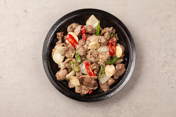 닭의 모래주머니를 마늘 따위와 함께 기름에 볶은 것.
Chicken gizzards fried in oil with garlic and other ingredients.
